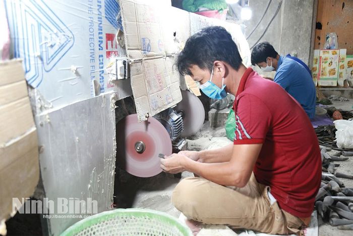 Lao động thực hiện công đoạn chà mài sản phẩm sừng mỹ nghệ tại Làng nghề Sừng mỹ nghệ Đô Hai, xã Bình Sơn.