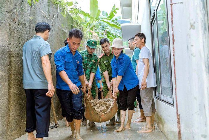 Đoàn Thanh niên xã Thàng Tín, Công an xã Thàng Tín và cán bộ, chiến sĩ Đồn biên phòng Thàng Tín đã phối hợp cùng nhà trường khẩn trương thu dọn bùn đất.