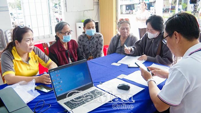 Cán bộ phường Tân Thành tận tình hướng dẫn người dân hoàn thiện thủ tục hành chính tại bộ phận tiếp nhận hồ sơ.