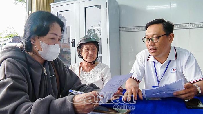 Tận tâm phục vụ, cán bộ phường Tân Thành trực tiếp giải đáp, hỗ trợ người dân thực hiện thủ tục nhanh chóng, thuận tiện.