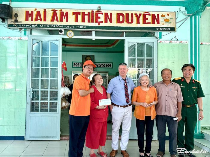 Đoàn đến thăm, tặng quà các nạn nhân và con em nạn nhân chất độc da cam ở Mái ấm Thiện Duyên (xã Phú Hòa Đông, TPHCM). Ảnh: Tuyết Lưu.