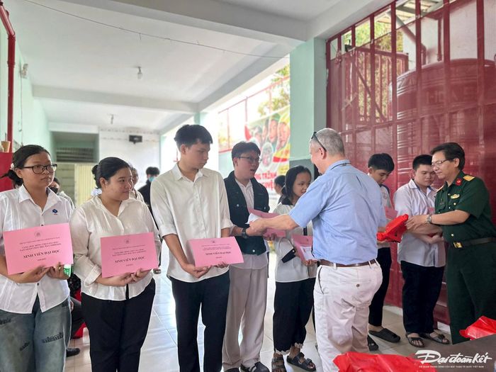 Ông Karl Van den Bossches - Đại sứ Đặc mệnh toàn quyền Vương quốc Bỉ tại Việt Nam và đại diện đoàn tặng học bổng cho học sinh là con em nạn nhân da cam/dioxin. Ảnh: Tuyết Lưu.
