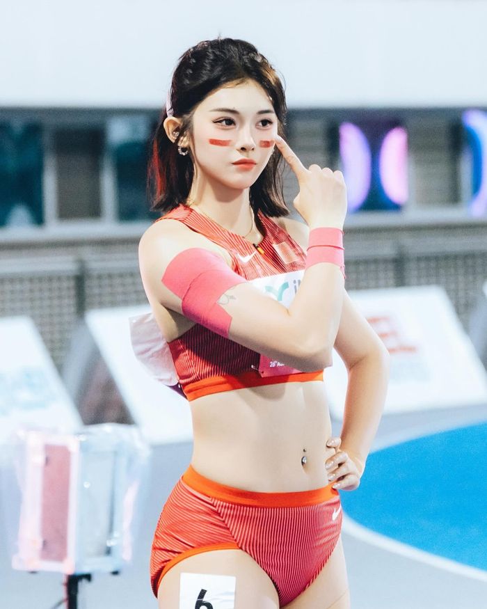 Trong một cuộc phỏng vấn mới đây với Yitiao, ngôi sao điền kinh đã thẳng thắn đáp trả tin đồn đụng dao kéo. "Tôi nghĩ mình xinh đẹp khi trang điểm. Tôi thích thử nghiệm nhiều phong cách và kiểu trang điểm khác nhau. Khi mọi người nói tôi đã phẫu thuật thẩm mỹ, thực ra tôi coi đó là một cách họ công nhận vẻ đẹp của mình", cô nói.