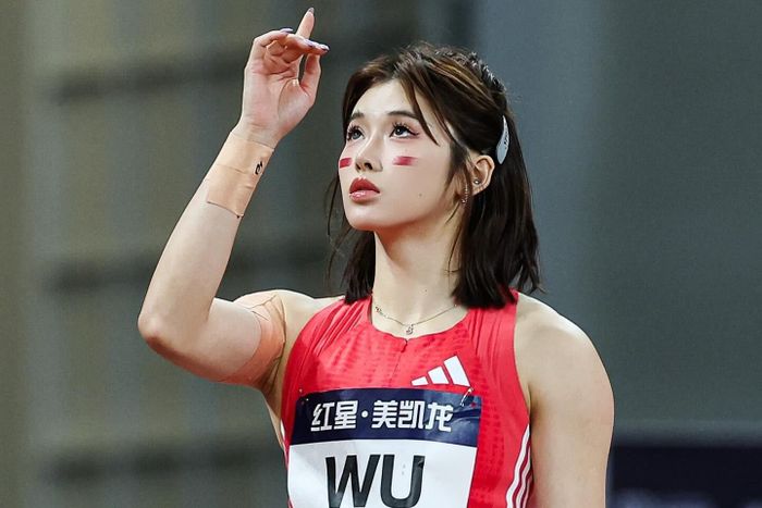Wu Yanni (28 tuổi) được mệnh danh "nữ thần điền kinh Trung Quốc". Nhan sắc và phong cách thời trang gợi cảm giúp cô đến gần với hào quang của sự nổi tiếng, nhưng cũng kéo theo hàng loạt tranh cãi. Luôn xuất hiện với lớp trang điểm đậm và có những thay đổi khác nhau trên đường nét khuôn mặt thời gian gần đây, cô khiến nhiều người đặt câu hỏi liệu khuôn mặt xinh xắn có phải nhờ phẫu thuật thẩm mỹ.