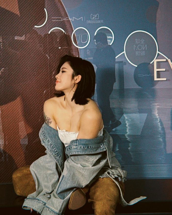 Trên trang Instagram có hơn 55.000 người theo dõi, Wu chia sẻ nhiều bộ hình với phong cách thời trang khác nhau. Có lúc, cô xuất hiện với hình ảnh cá tính và nổi loạn, cũng có khi là tạo hình nữ tính, đầy ngọt ngào.