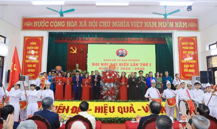 Ủy ban MTTQ và các tổ chức đoàn thể chính trị xã hội, các tầng lớp Nhân dân xã tặng hoa chúc mừng Đại hội.