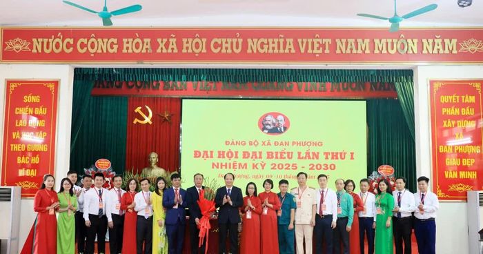 Trưởng ban Tuyên giáo và Dân vận Thành ủy Nguyễn Doãn Toản tặng hoa chúc mừng Ban Chấp hành Đảng bộ xã Đan Phượng khóa I, nhiệm kỳ 2025 - 2030.