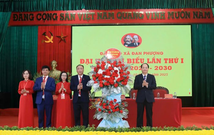 Ủy viên Ban Thường vụ, Trưởng ban Tuyên giáo và Dân vận Thành ủy Nguyễn Doãn Toản tặng hoa chúc mừng Đại hội.
