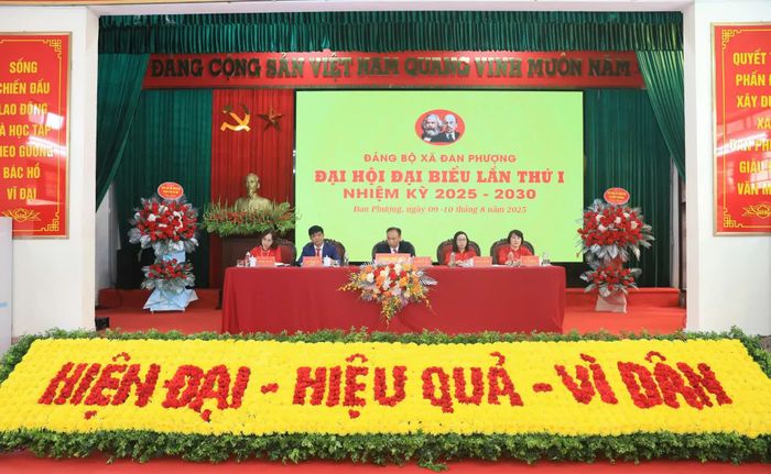 Đoàn Chủ tịch Đại hội.