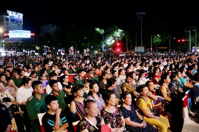 Chương trình thu hút đông đảo nhân dân đến xem