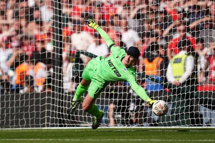 Henderson là người hùng của Palace khi cản phá thành công 2 quả luân lưu