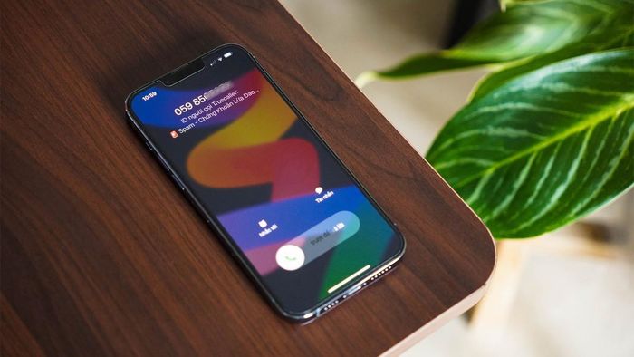 Truecaller sẽ hiển thị tên, mức độ tin cậy và cảnh báo nếu đó là số bị cộng đồng đánh dấu là spam hay lừa đảo.