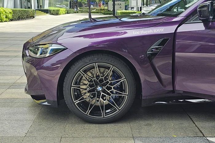 Nếu chi thêm tiền, khách hàng có thể trang bị đèn pha thích ứng với đèn chiếu xa ma trận cho chiếc BMW M3 2024 của mình. Đặc điểm nhận dạng của cụm đèn pha tùy chọn này là những chi tiết màu xanh dương bên trong.