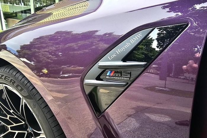 Ở phiên bản mới, BMW M3 2024 được áp dụng những thay đổi tương tự người anh em M4. Điều này được thể hiện rõ qua cụm đèn pha với 2 dải đèn LED định vị ban ngày kiêm đèn báo rẽ hình mũi tên nằm dọc bên trong rất cá tính.