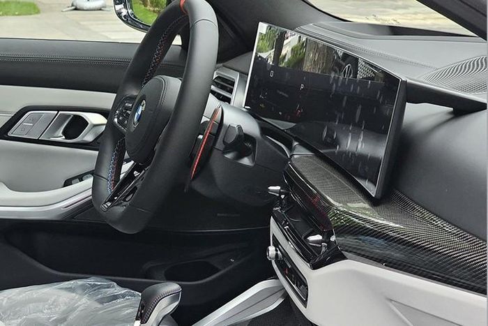 Màn hình cong của BMW M3 2024 bao gồm bảng đồng hồ kỹ thuật số 12,3 inch và màn hình cảm ứng trung tâm 14,9 inch, kết nối với hệ thống iDrive dựa trên hệ điều hành BMW Operating System 8.5. Cách chỉnh hệ thống điều hòa trên màn hình này đã trở nên đơn giản hơn để dễ sử dụng.