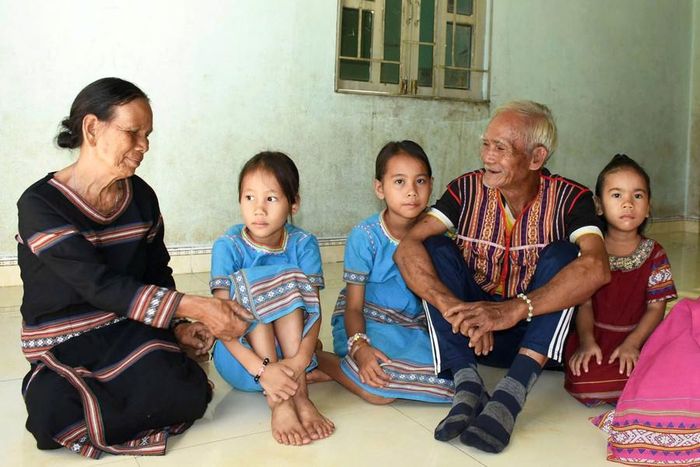  Với hơn 100 bài sử thi đã thuộc nằm lòng, già A Lưu vẫn thường kể cho con, cháu nghe. 