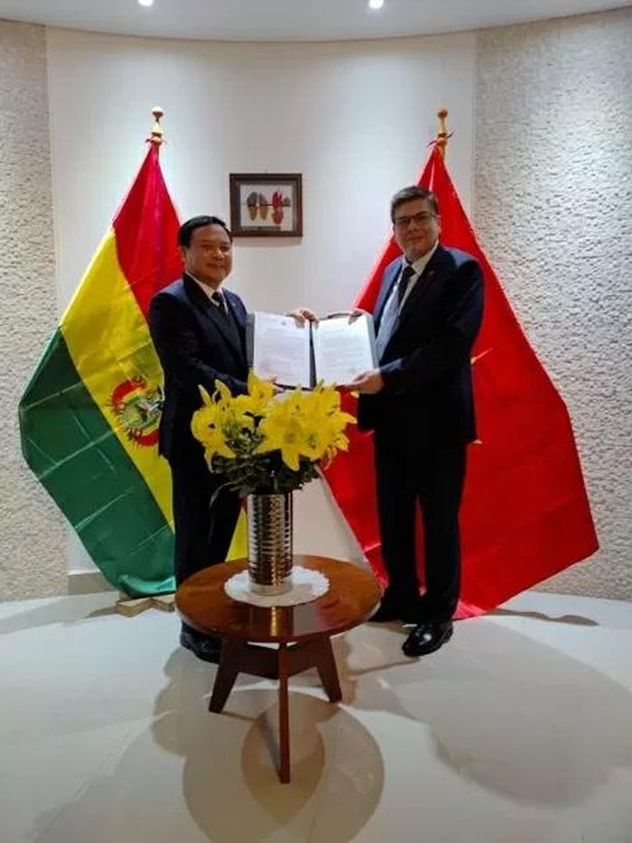 Đại sứ Bùi Văn Nghị trao Quyết định của Phó Thủ tướng, Bộ trưởng Ngoại giao Bùi Thanh Sơn về việc bổ nhiệm lại ông Miguel Angel Pérez Penã làm Lãnh sự danh dự Việt Nam tại Bolivia.