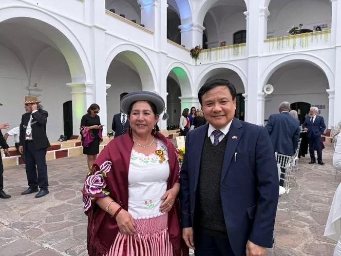 Đại sứ Bùi Văn Nghị và Bộ trưởng Bộ Ngoại giao Bolivia Celinda Sosa Lunda.