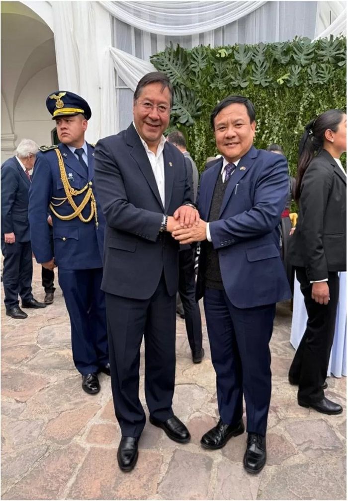 Đại sứ Bùi Văn Nghị chào Tổng thống Bolivia Luis Alberto Arce Catacora.