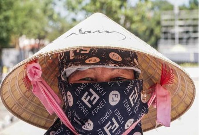 Trong cái nắng như thiêu như đốt những người lao động như chúng tôi chỉ biết che chắn thật kĩ để giữ sức khỏe của bản thân - Chị Tô Thị Len chia sẻ.