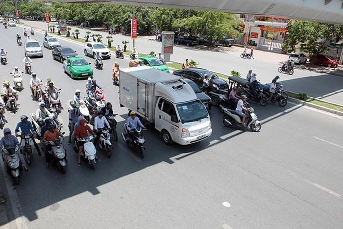 Nắng nóng khiến sinh hoạt của người dân bị đảo lộn.