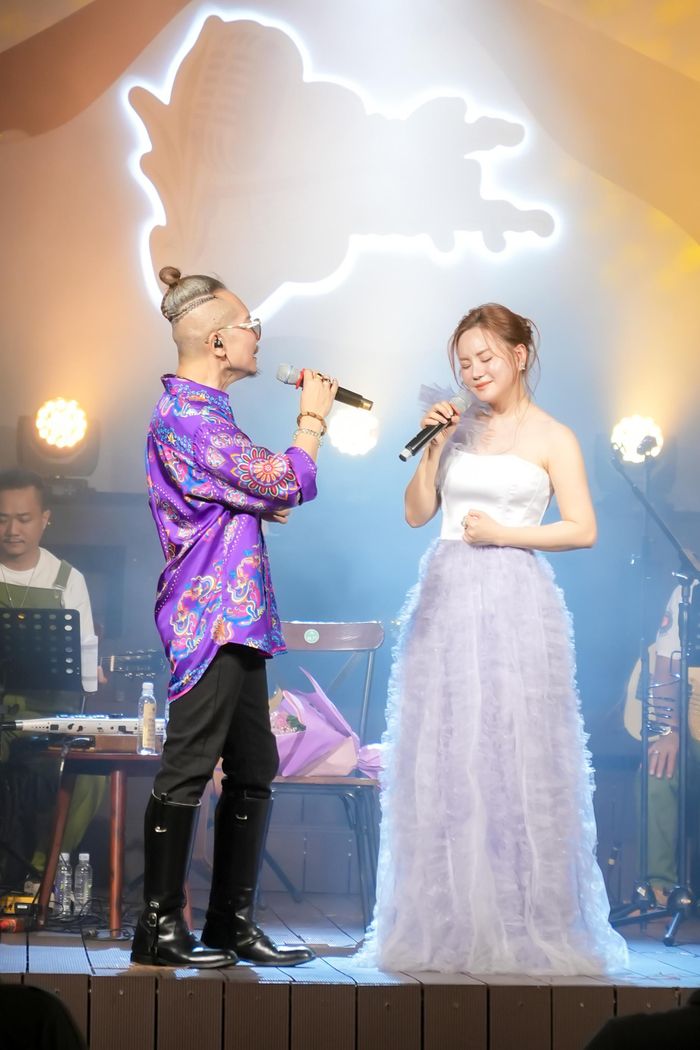 Vy Oanh hãnh diện khi được song ca cùng thần tượng. 