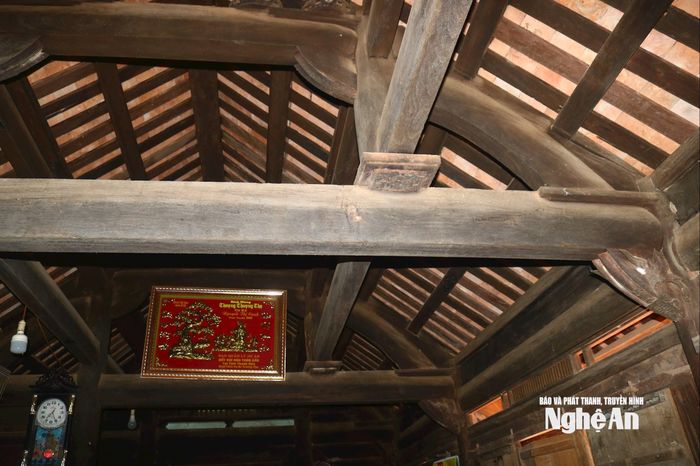Những ngôi nhà cổ tại làng Đại Định được xây dựng theo kiểu nhà tứ trụ truyền thống, có 3 gian, 2 hồi, 5 gian, 2 hồi. Khung nhà được làm bằng gỗ lim là chủ yếu, bên cạnh đó còn có thêm gỗ mít, gỗ dổi... Ảnh: Huy Thư