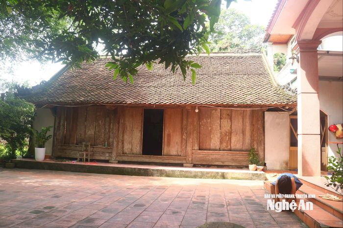 Trải qua bao thăng trầm, biến đổi, ở làng Đại Định, người dân vẫn còn lưu giữ những ngôi nhà cổ mái ngói rêu phong bên những ngôi nhà tầng, biệt thự khang trang. Ngôi nhà của gia đình ông Nguyễn Viết Ngân xây dựng từ năm 1884, tính đến nay đã 141 năm, được xem là ngôi nhà cổ đang được bảo tồn gần như nguyên vẹn nhất. Ảnh: Huy Thư