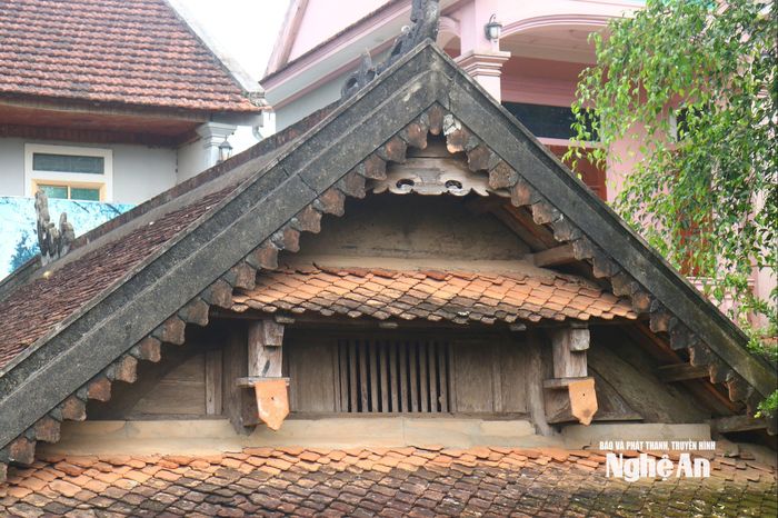 Nhà cổ làng Đại Định nguyên bản có mái lợp ngói âm dương. Đầu hồi thiết kế hồi văn 2 lớp trên, dưới để che mưa, nắng. Giữa 2 lớp mái có mở cửa song để ánh sáng dọi vào nhà. Ảnh: Huy Thư