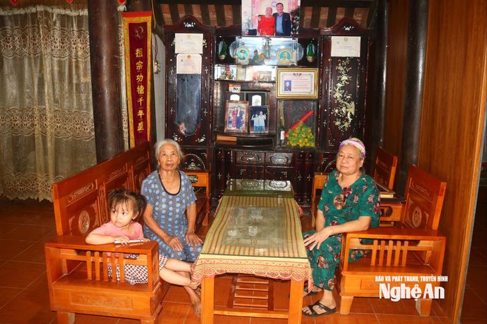 Nhiều ngôi nhà cổ trong làng đã được sửa sang, nâng cột, lát nền, xây tường... để phù hợp với điều kiện sinh hoạt của mỗi gia đình. Nhà cổ làng Đại Định đang được người dân địa phương gìn giữ, bảo tồn trên tinh thần tự giác, trân trọng di sản của cha ông. Ảnh: Huy Thư