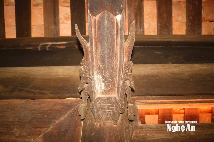 Ông Hoàng Phạm Hòa (70 tuổi), chủ nhân của một ngôi nhà cổ trong làng chia sẻ: Nhà của gia đình ông đang ở được mua của một hộ dân bên kia sông Lam thời kháng chiến. Ngôi nhà này, vốn là một ngôi nhà gỗ lim dài 5 gian. Thời điểm đó có 2 gia đình cùng mua, nên mỗi hộ dỡ 1 nửa nhà về ở. Ảnh: Huy Thư