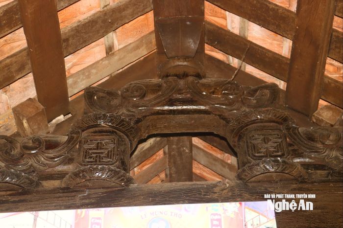 Gian giữa của các ngôi nhà thường có 2 cột trốn, tức 2 cột ngắn gác trên hạ, để tạo không gian rộng rãi, thông thoáng cho ngôi nhà. Bệ đỡ cột trốn hình chữ nhật được trang trí khá cầu kỳ. Các cấu kiện trên vì nóc như cột đỡ, giá chiêng, khấu đầu được điêu khắc hoa văn, hình hoa sen sống động, thể hiện tài năng khéo léo của người thợ mộc xưa. Ảnh: Huy Thư