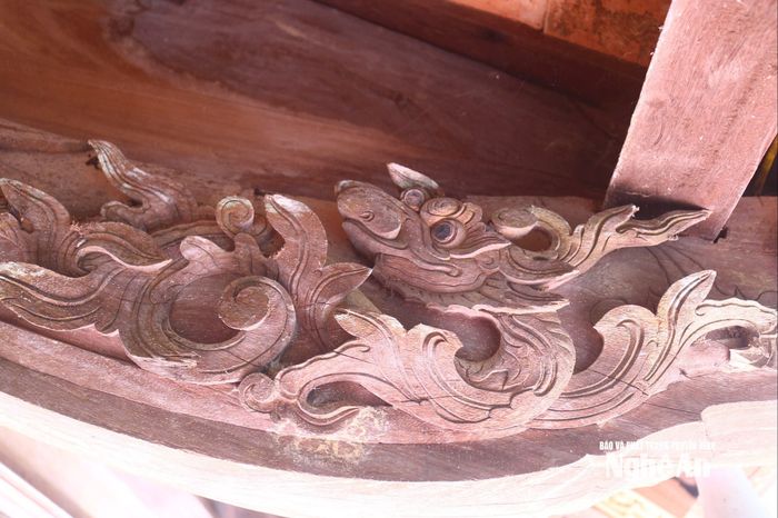 Trước ngôi nhà này, những kẻ hiên được điêu khắc, chạm trổ cả 2 mặt hình hoa lá, hình rồng mềm mại, độc đáo, đặc biệt là 2 kẻ hiên ở gian giữa. Ảnh: Huy Thư