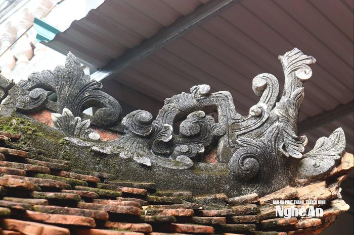 Trên bờ nóc những ngôi nhà cổ, phía hai đầu hồi và 4 góc nhà, hình ảnh hoa lá cách điệu được người thợ xưa đắp nổi bằng vôi vữa khá sắc nét. Ảnh: Huy Thư