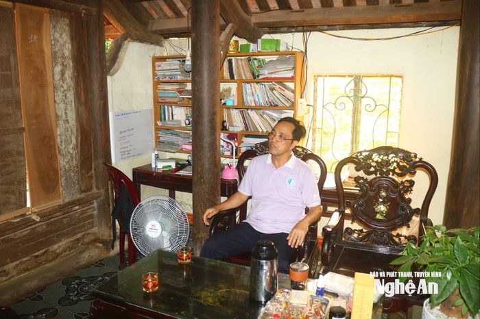 Ông Nguyễn Viết Ngân (58 tuổi), chủ nhân ngôi nhà cổ nổi tiếng trong làng cho biết: Ngôi nhà mà gia đình ông đang ở do ông nội mua về từ làng Vinh Ân, xã Thanh Tường (cũ). Những năm chiến tranh, ngôi nhà cổ từng là nơi ở của bộ đội. Tồn tại gần 1,5 thế kỷ, tuy được sửa sang ít nhiều, nhưng ngôi nhà vẫn giữ nguyên kiến trúc xưa, là chứng tích, lưu giữ nhiều kỷ niệm của các thế hệ trong gia đình. Ảnh: Huy Thư