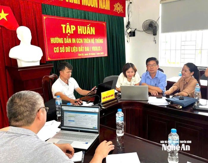 Tập huấn nhập dữ liệu đất đai, ghi thông tin trên phôi giấy chứng nhận QSD đất. Ảnh: Nguyễn Hải