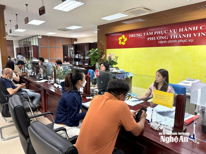 Trực tiếp nhận hồ sơ tại Trung tâm Phục vụ hành chính công phường Thành Vinh. Ảnh: Nguyễn Hải