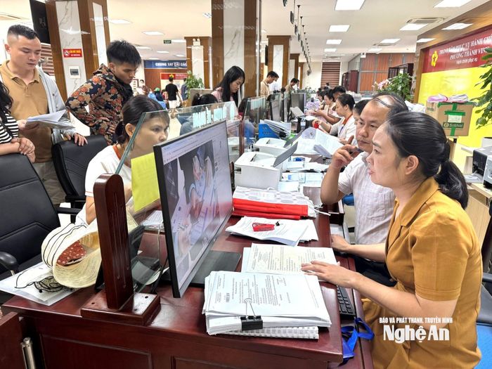 Bình quân mỗi ngày Trung tâm Hành chính công phường Thành Vinh tiếp nhận trên dưới 200 hồ sơ, trong đó 150 hồ sơ hành chính đất đai. Ảnh: Nguyễn Hải