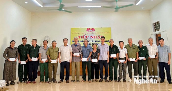 Mỗi hộ được trao 3 triệu đồng tiền mặt, tổng kinh phí hỗ trợ 120 triệu đồng. Ảnh: Đình Tuân