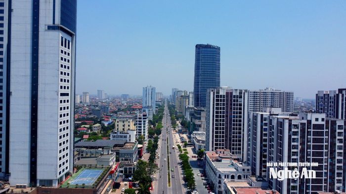 Phường Thành Vinh có nhiều tòa nhà cao tầng, cho thuê văn phòng. Ảnh: Quang An