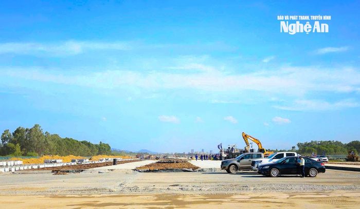 Đường cất, hạ cánh hiện hữu của Sân bay Vinh đang được nâng cấp, cải tạo. Ảnh: Thành Duy
