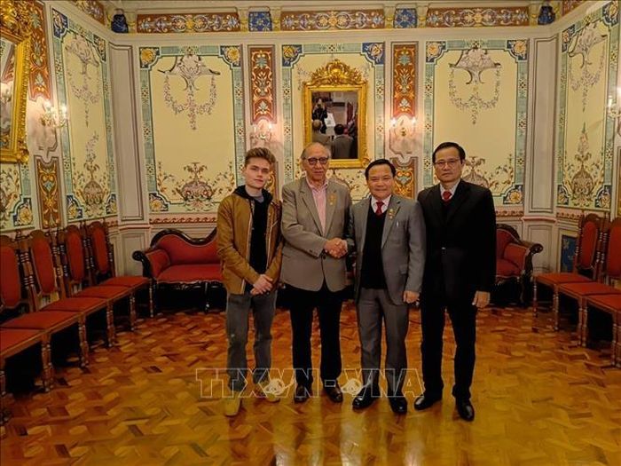 Đại sứ Bùi Văn Nghị làm việc với Bí thư thứ nhất Đảng Cộng sản Bolivia Ignacio Mendoza. Ảnh: TTXVN phát