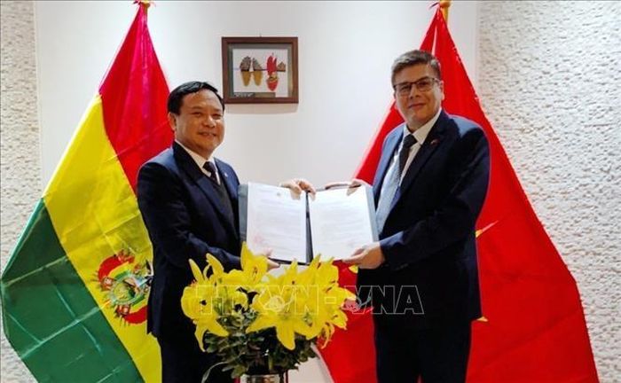 Đại sứ Bùi Văn Nghị trao Quyết định của Phó Thủ tướng, Bộ trưởng Ngoại giao Bùi Thanh Sơn về việc bổ nhiệm lại ông Miguel Angel Pérez Penã làm Lãnh sự danh dự Việt Nam tại Bolivia. Ảnh: TTXVN phát
