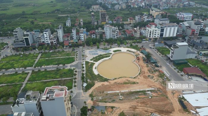 Theo thiết kế có 3 khu vực hồ điều hòa nằm trong khuôn viên của dự án với diện tích hàng nghìn mét đáp ứng cho nhu cầu của người dân. Ngoài là điểm nhấn của dự án những hồ nước này còn giúp điều tiết lượng nước mỗi khi mưa lớn xung quanh khu vực.