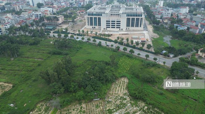 Dự án cũng nằm sát với trụ sở xã Đông Anh mới, trao đổi với PV, một người dân cho biết sau khi dự án được triển khai hiện giá bất động sản tại đây đã tăng cao. Tuy từng vị trí đẹp có thể nên đến hơn 300 triệu đồng/1m2. Trong khi trước đó, giá đất đấu giá khu vực này dao động vào khoảng 60 triệu đồng/m2.