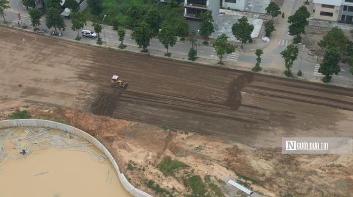 Trên công trường, các phương tiện được triển khai hoạt động đổ đất, cát san nền một cách khẩn trương trước khi thực hiện các hạng mục xây dựng khác.