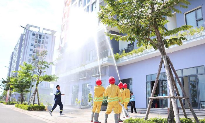  Lực lượng PCCC&amp;CNCH tiến hành dập tắt đám cháy. Ảnh: Văn Lực 
