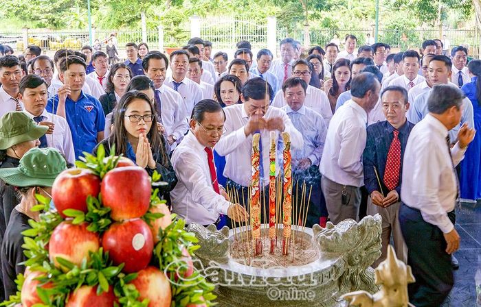 Đông đảo người dân trong và ngoài tỉnh viếng Đền thờ Chủ tịch Hồ Chí Minh.