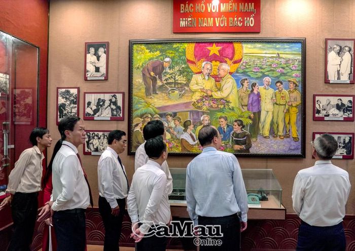 Tham quan khu trưng bày hình ảnh tư liệu Bác Hồ với Miền Nam - Miền Nam với Bác Hồ.
