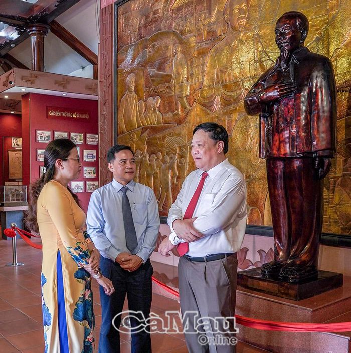  Chủ tịch UBND tỉnh Cà Mau, ông Phạm Thành Ngại trao đổi với lãnh đạo Đảng uỷ - UBND xã Châu Thới tại khu trưng bày hình ảnh Chủ tịch Hồ Chí Minh.